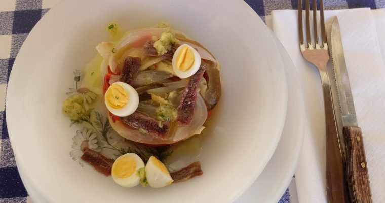 Escalivada con huevos de codorniz y anchoas