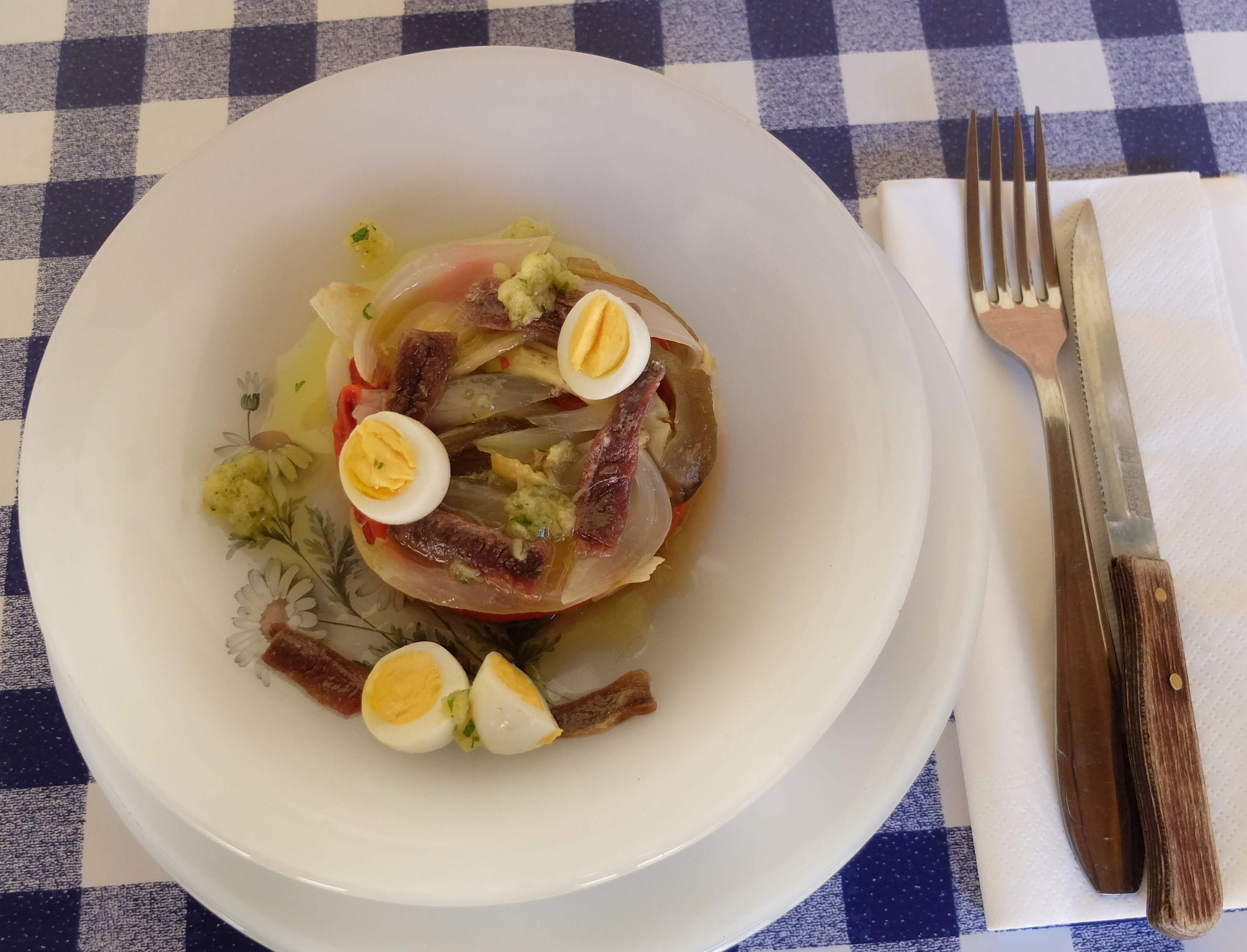 Escalivada con huevos de codorniz y anchoas