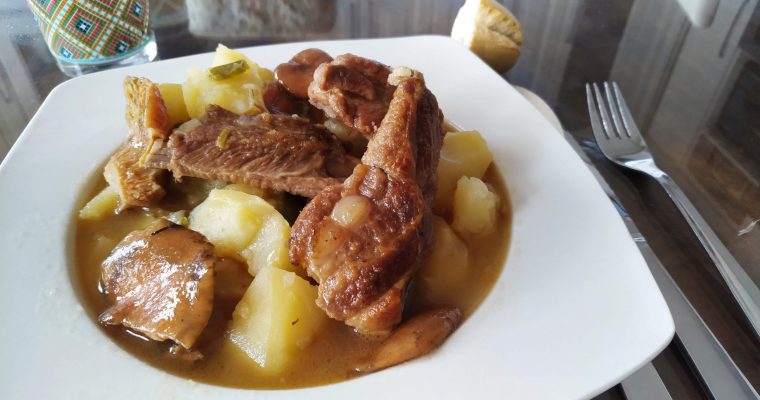 Patatas con níscalos y costillas