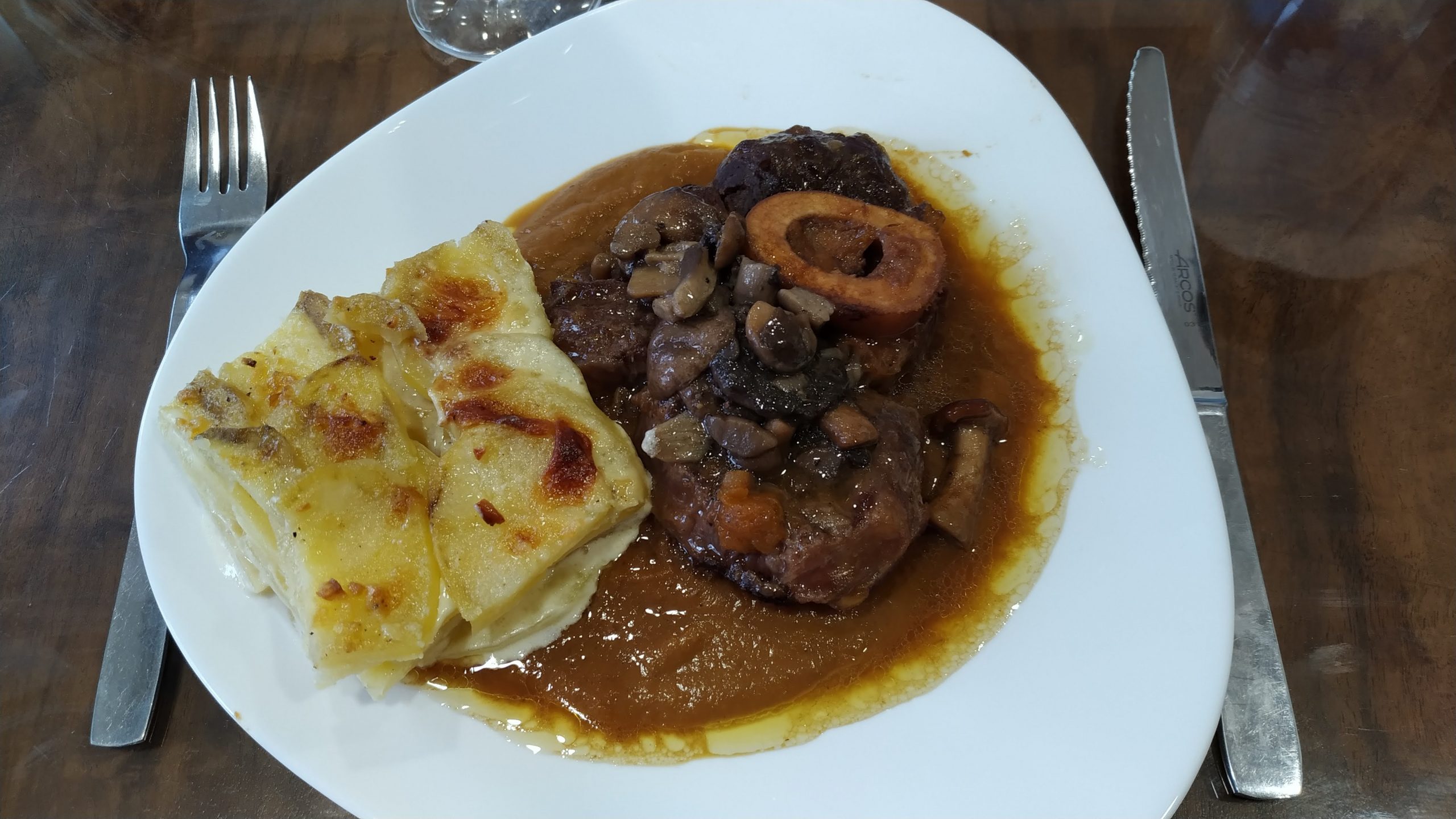 Osobuco con pastel de patatas.