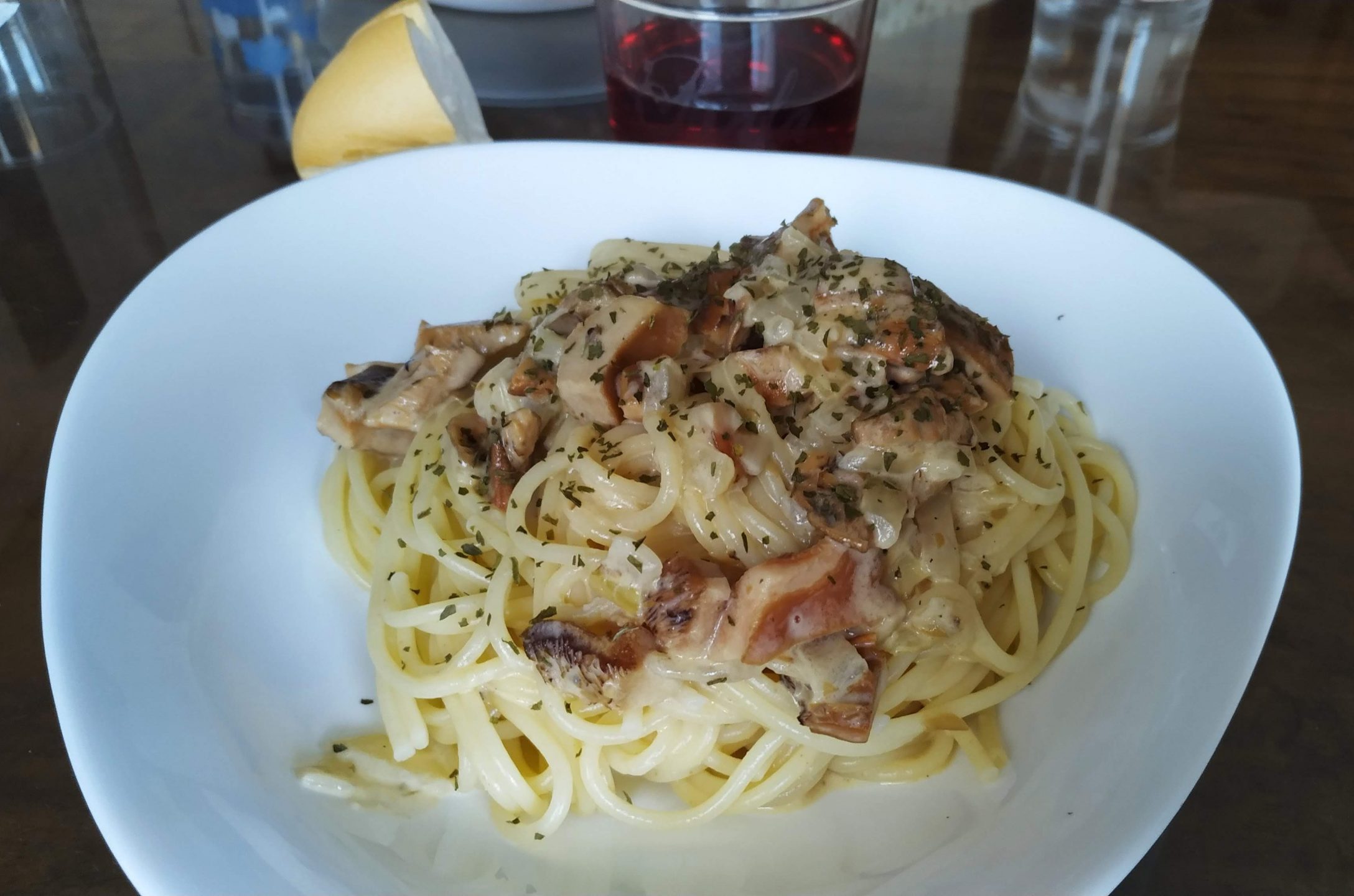 Níscalos en salsa con pasta