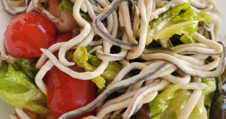Ensalada templada de gulas y gambas