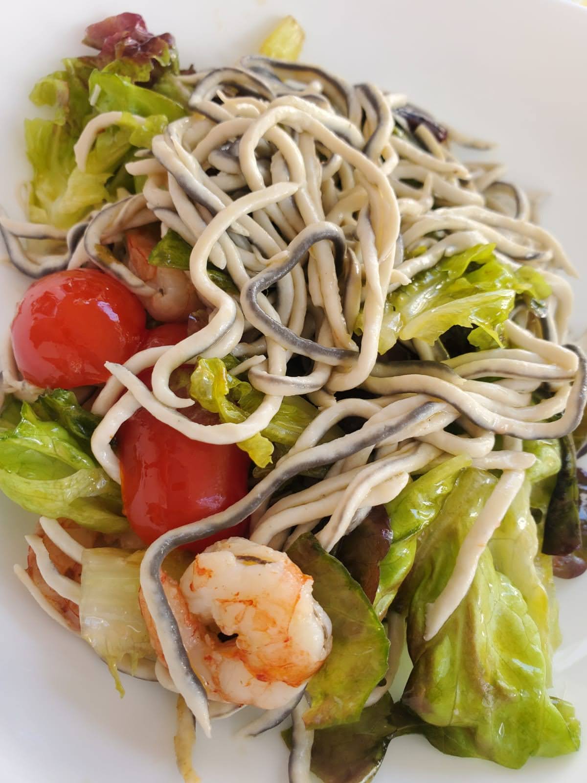 Ensalada templada de gulas y gambas