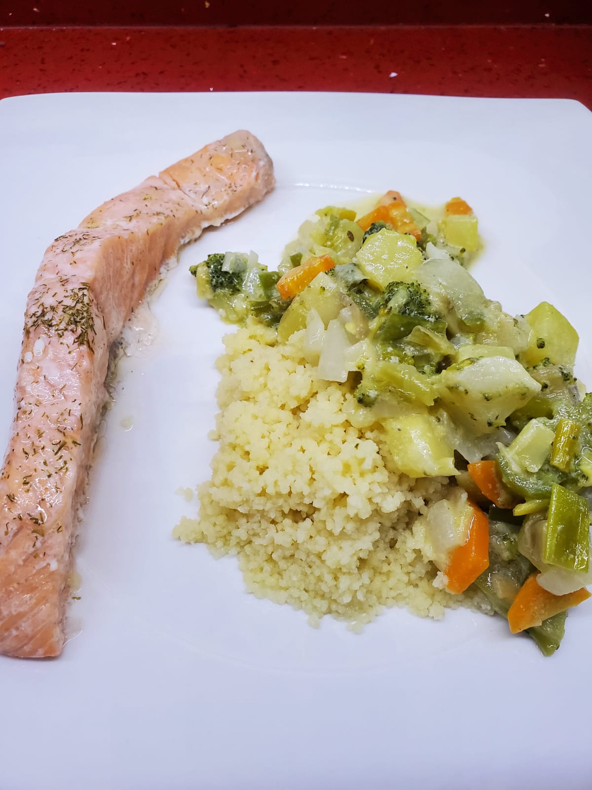Salmón al Microondas con verduras y cous cous