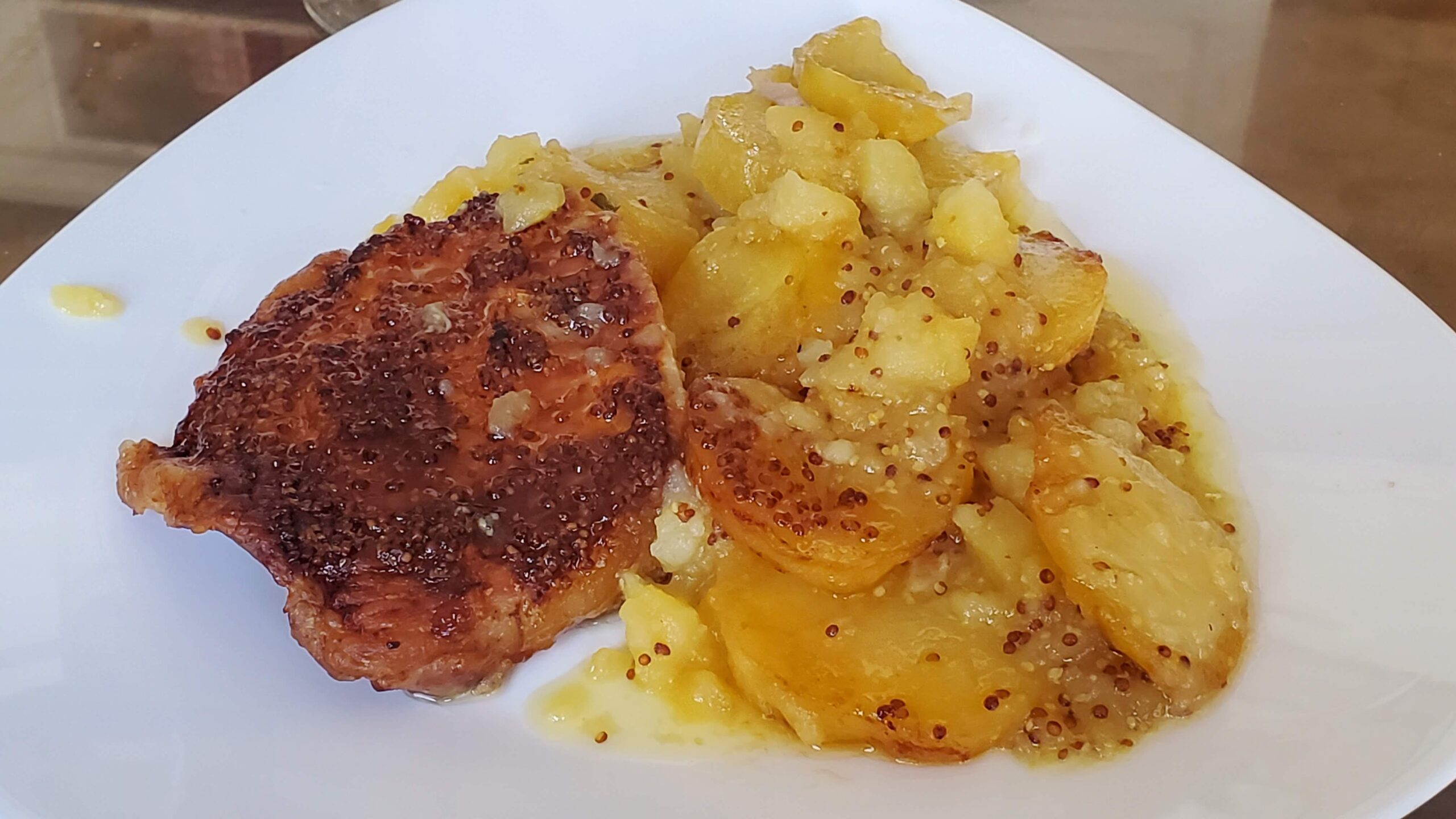Secreto de cerdo en salsa de miel y mostaza